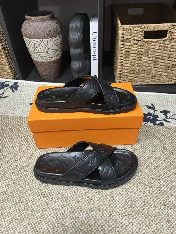 P270🏆Louis Vuitton 🏆[Louis Vuitton] Spring/Summer 2025 [Men's Flip Flops] 🎯🎯As an active family in the fashion industry ⭐ Lv is characterized by bold innovation ⚡Create this casual business style for Chinese fashionable men ✨The fabric is made of imported high-grade cowhide 🔥 Clean and neat ⚡Fashionable and elegant🌹Breathable, sweat-absorbent and deodorant👈So luxurious, high-end and domineering. 👍Must be sold if you repost the picture. Number of yards: 38--46. Color: 🎉 For large quantities. Welcome to repost.